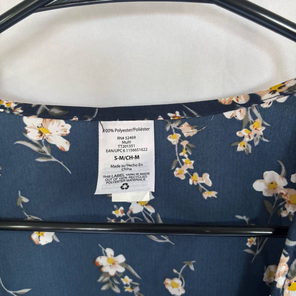 Tru navy blue floral print kimono wrap featuring a tie front and ruffled edges. - Picture 3 of 7
